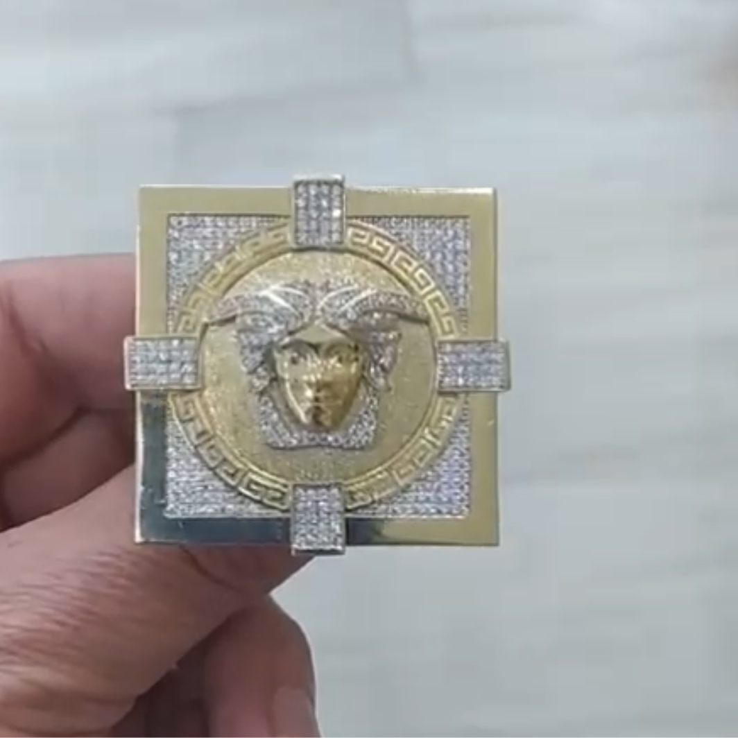 Anillo Versace en Oro de 18 Ktes.