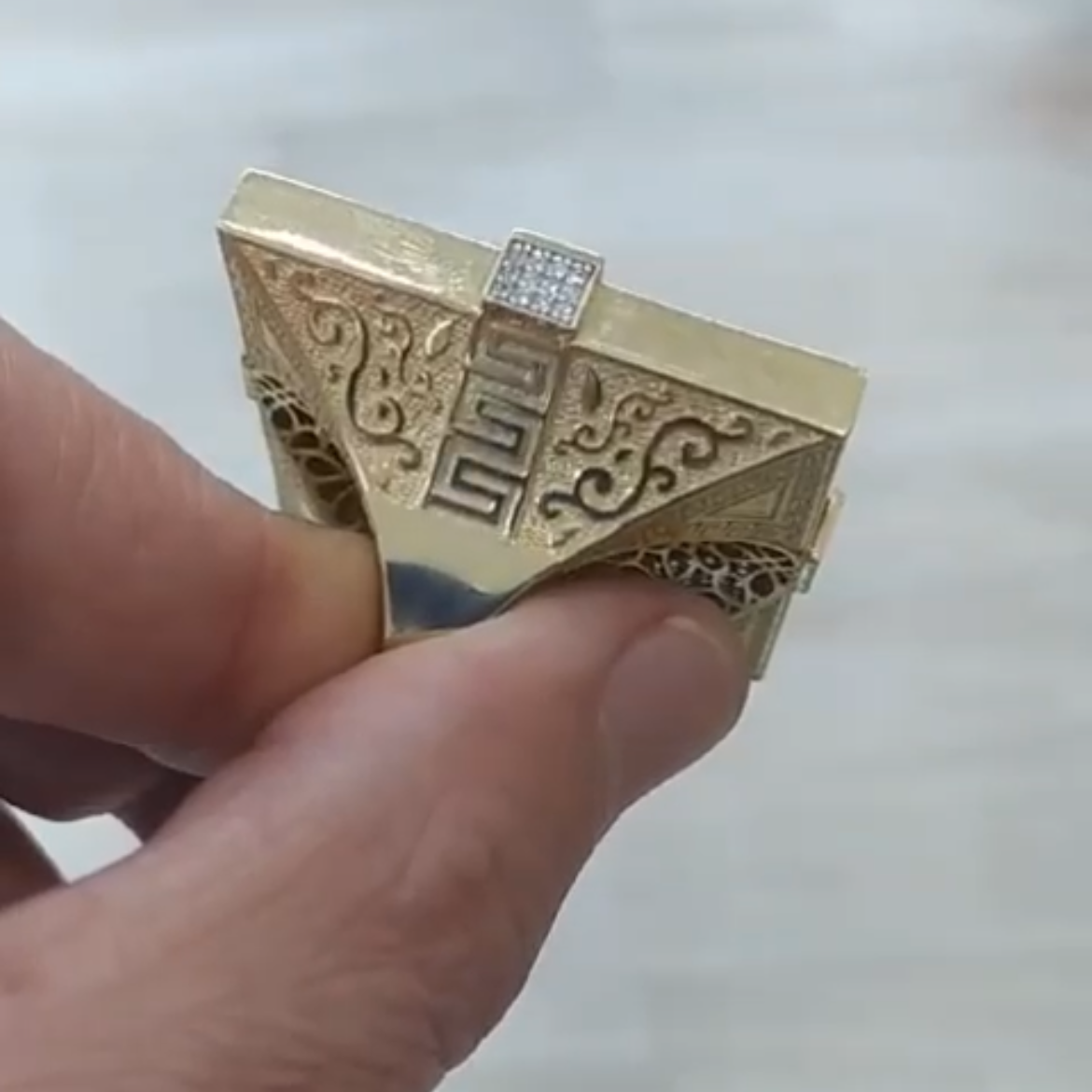 Anillo Versace en Oro de 18 Ktes.
