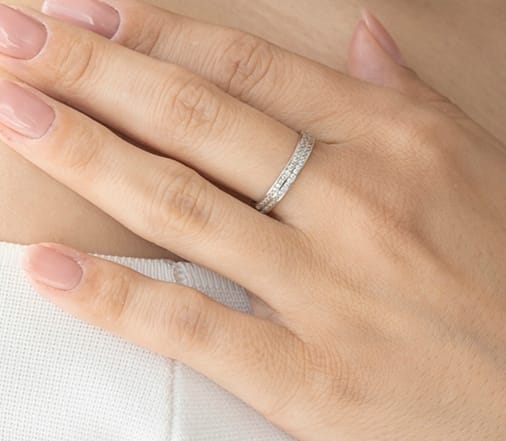 Anillo cruzado Circonitas en Oro Blanco de 18 Ktes.