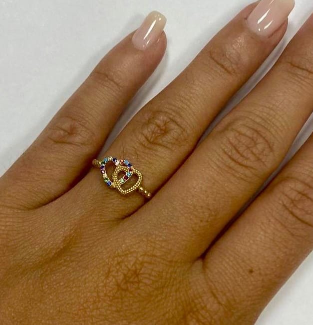 Anillo DOBLE CORAZÓN con Circonitas de Color en Oro de 18 Ktes.