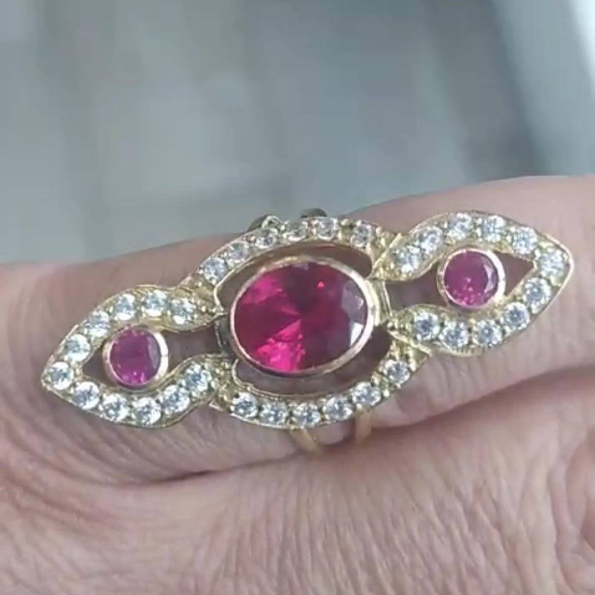 Anillo Lanzadera con Piedra Rubí y Circonitas en Oro de 18 Ktes