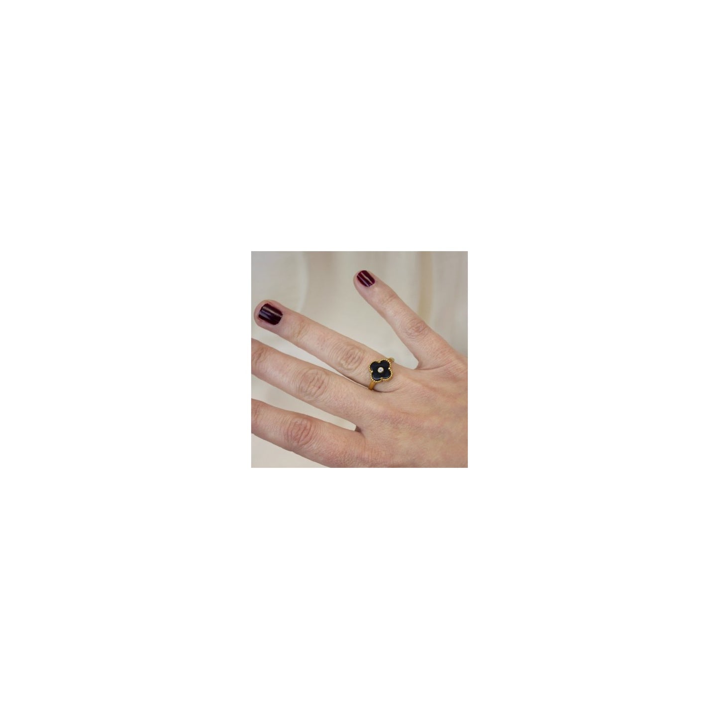 Anillo de Plata de Ley chapado en oro con flor en ónix negro y circonita blanca