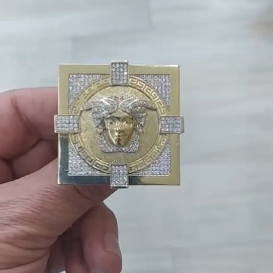 Anillo Versace en Oro de 18 Ktes.