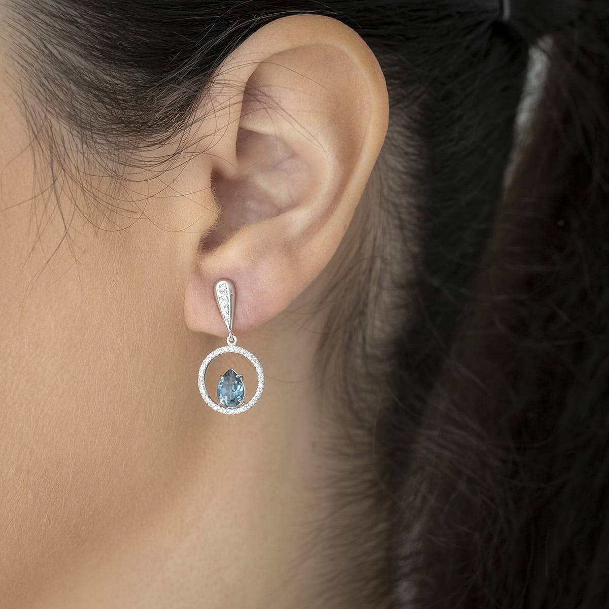 Pendientes Circonitas y Topacio Azul en garras en Oro Blanco de 18Ktes.