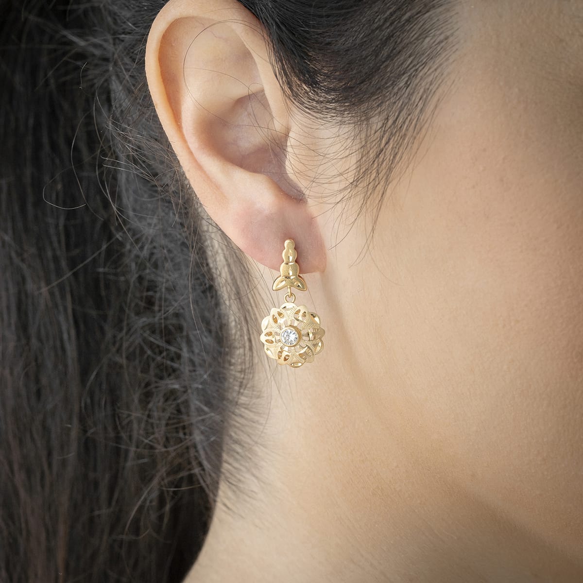 Pendientes Cubanas con Circonitas en Oro de 18 Ktes.