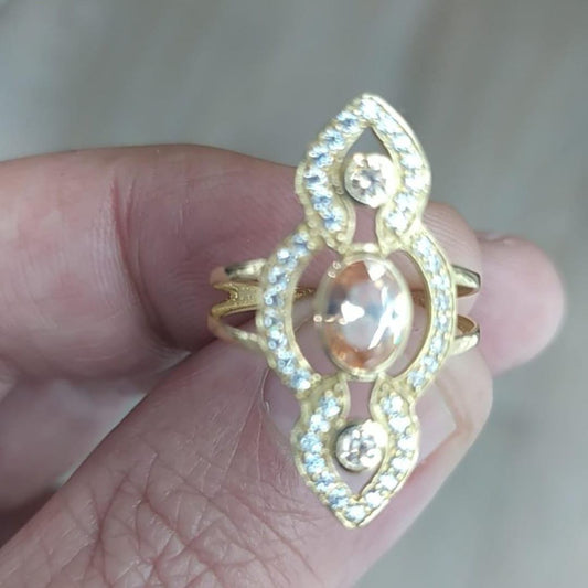 Anillo Lanzadera con Piedra Champagne y Circonitas en Oro de 18 Ktes