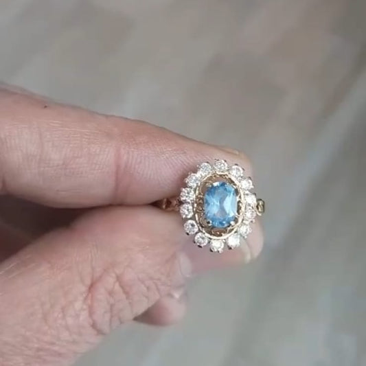 Anillo Circonitas y Piedra Azul en Oro 18 Ktes.
