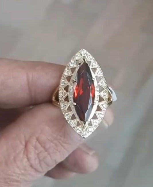 Anillo Lanzadera Piedra Roja en Oro 18 Ktes.