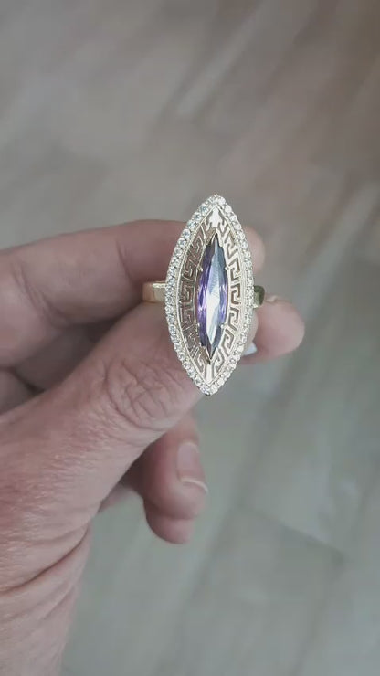 Anillo Lanzadera Grecas Piedra Morada en Oro 18 Ktes.