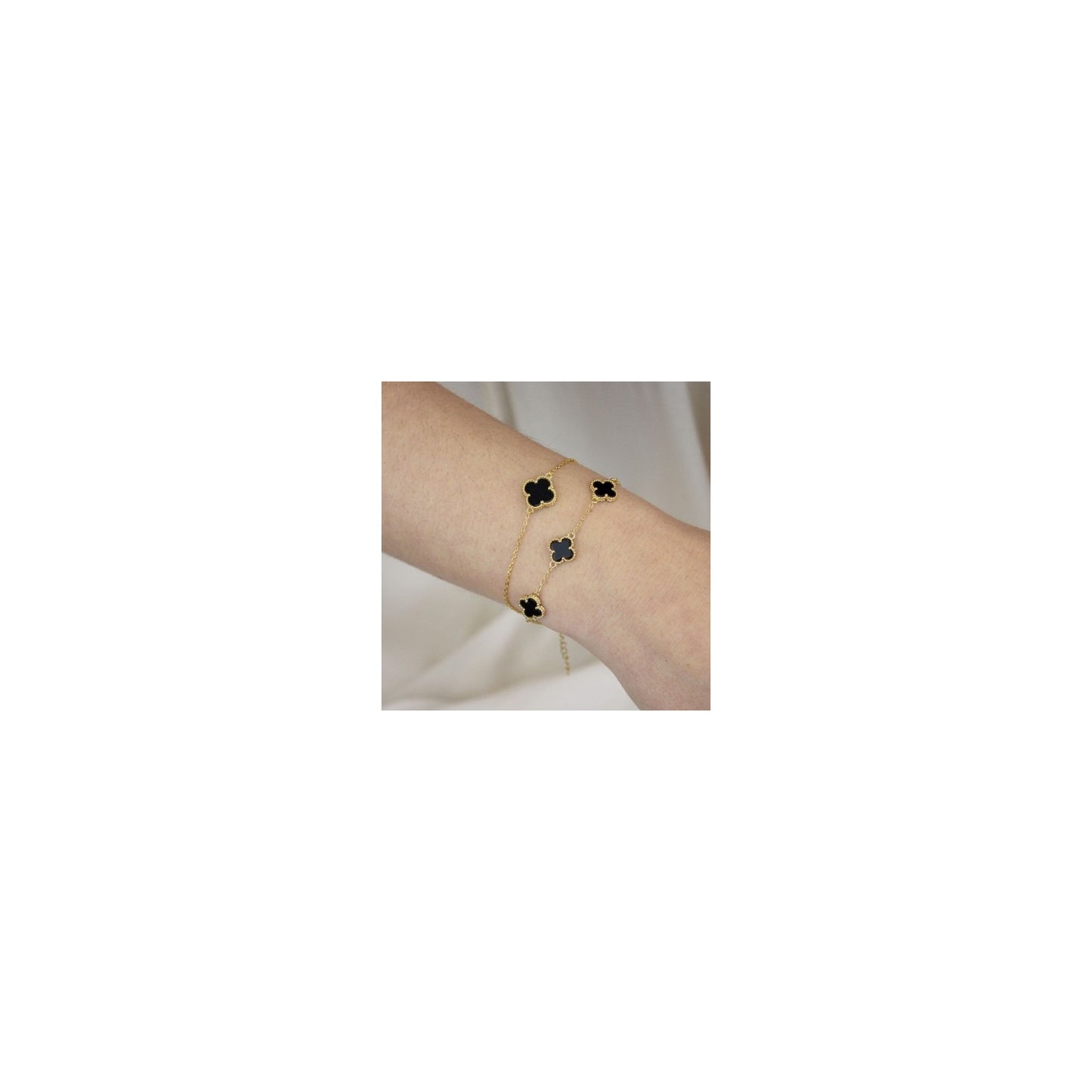 Pulsera de Plata de Ley chapada en oro con una flor en ónix negro